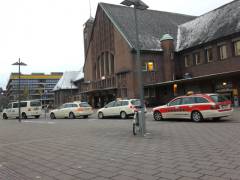 Auffällig foliertes Sechser-Taxi am Bahnhof