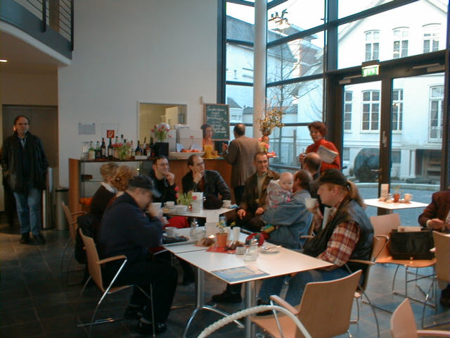 Fahrer bei der Nachbetrachtung im Cafe Lamme des Horst-Janssen-Museums