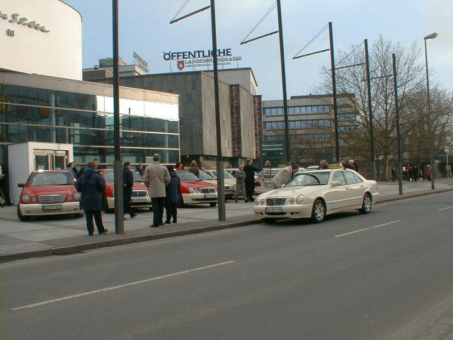 Oldenburgs neueste Taxe vor dem Horst-Janssen-Museum