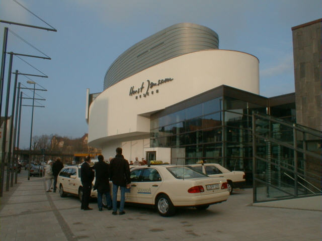 Taxenauflauf vor dem Horst-Janssen-Museum