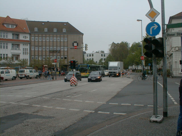 Der Verkehrsversuch: Die Behelfsampel legte den Verkehr lahm