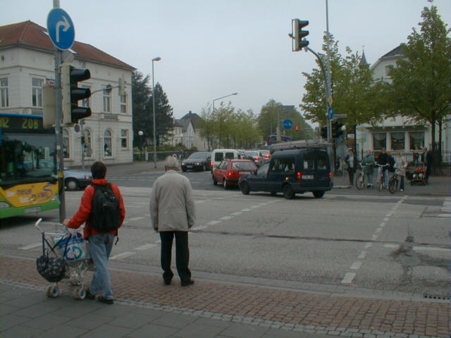 Der Verkehrsversuch: Dauerstau am Julius-Mosen-Platz