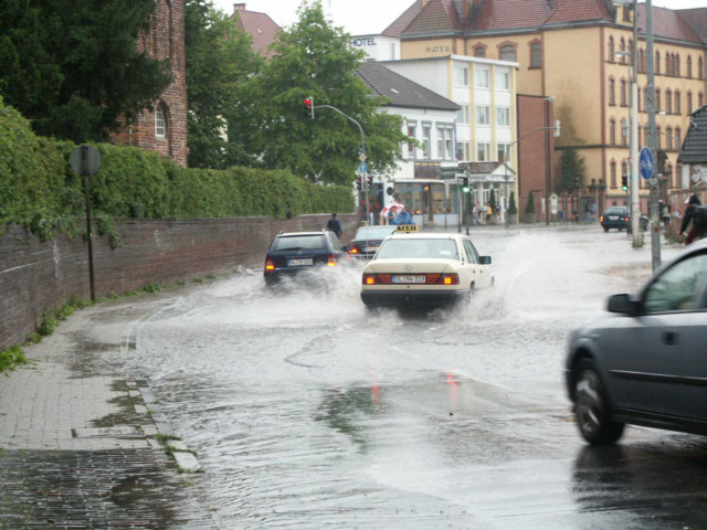 Taxi auf überschwemmter Alexanderstraße