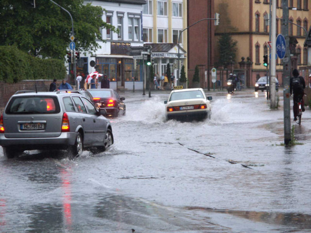 Taxi auf überschwemmter Alexanderstraße