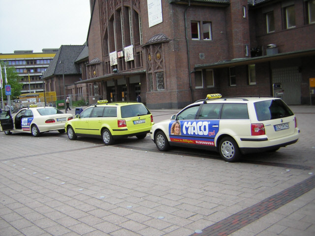 Taxi 111 vor dem Bahnhof