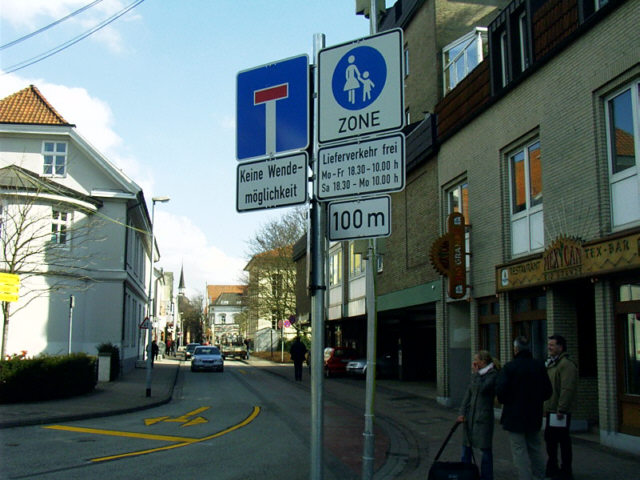 Das Sackgassenschild - ein gutes Omen zu Beginn des Verkehrsversuchs?