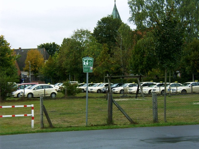 Zahlreiche Taxen bei der Trauerfeier für ermordeten Fahrer