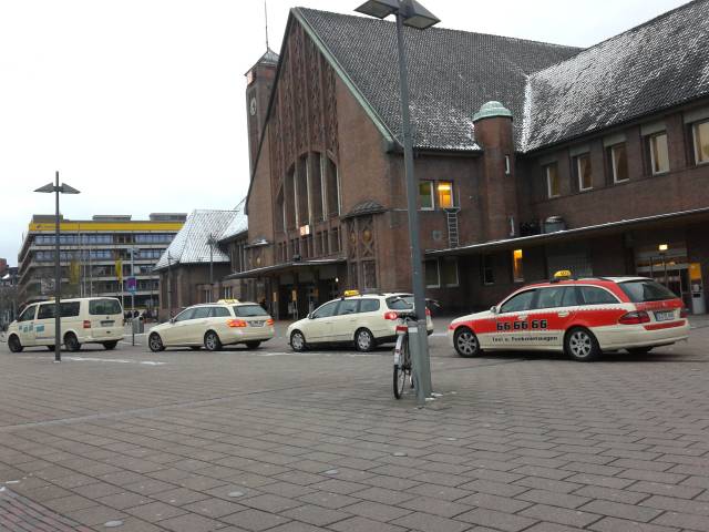 19.03.2013 - Auffällig foliertes Sechser-Taxi am  Oldenburger Bahnhof